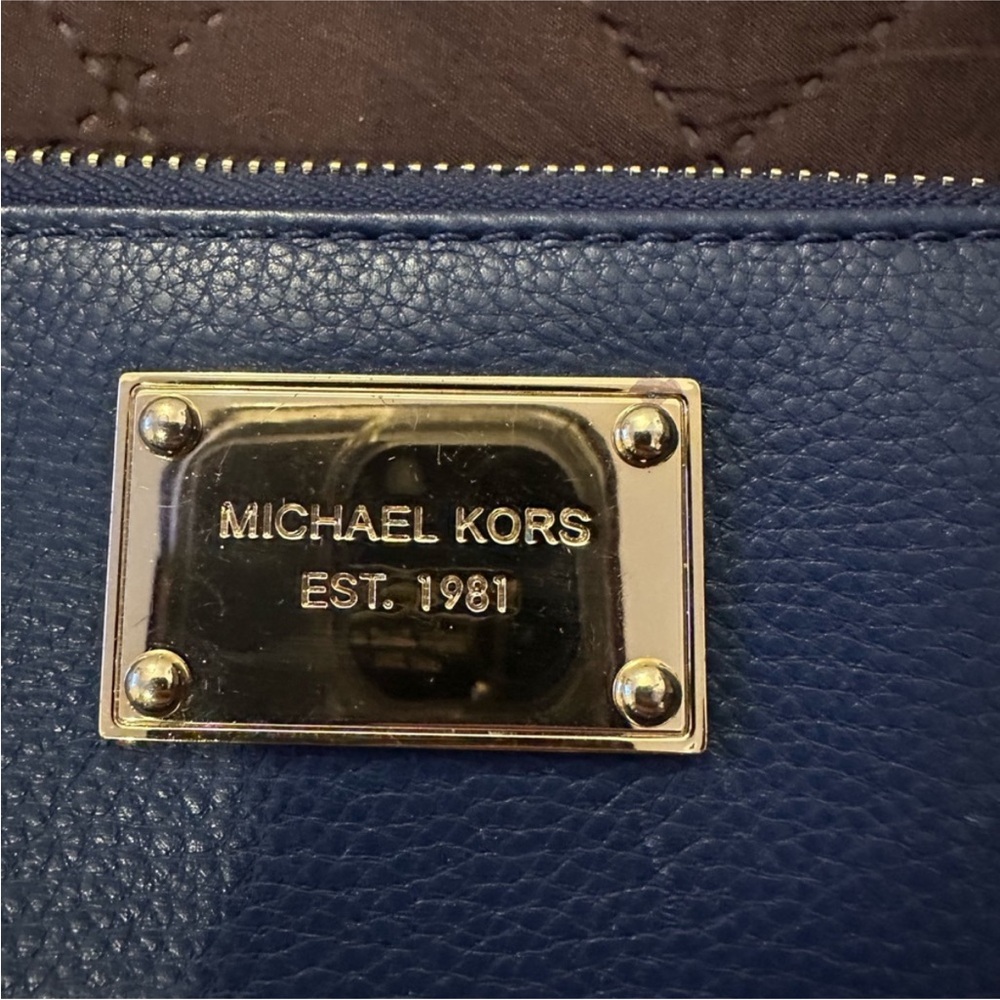 Michael Kors blue leather wallet 
8.5x4inc
Used‎ but in great condition - Picture 7 of 7